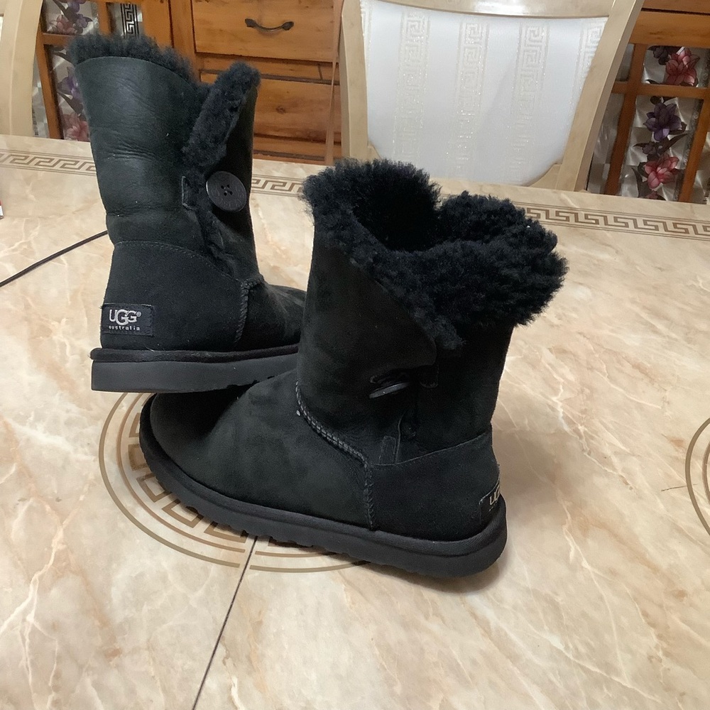 UGG BAILEY size 8